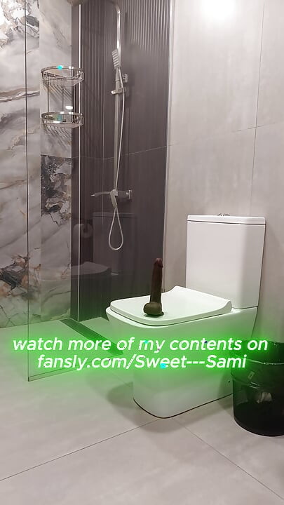 ホットワイフのサミが大きな黒いディルドの膣でオーガズム、精液でいっぱい