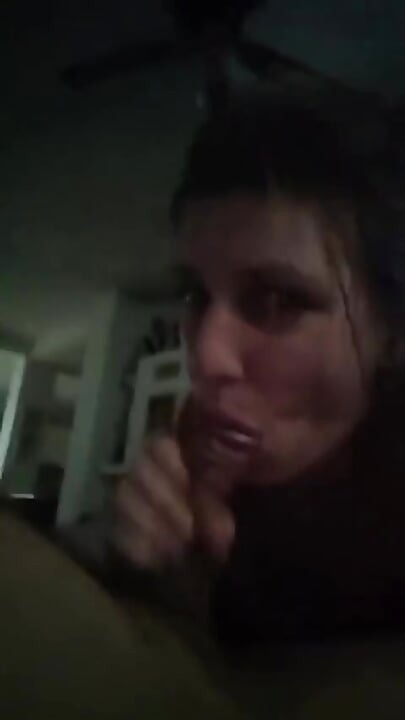 Szorstkie gardło jebanie z masywną spermą w ustach