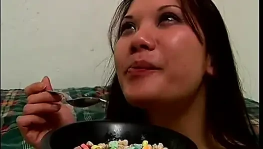 Gadis perokok asia dengan toket aduhai ini dientot habis-habisan sama kontol besar