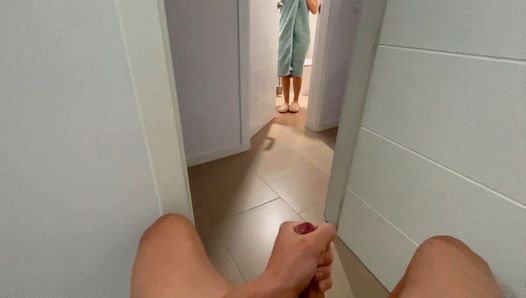 バスルームのドアで義理の妹が手コキをしてくれるのを驚かせて、射精するまでフェラをしてくれる