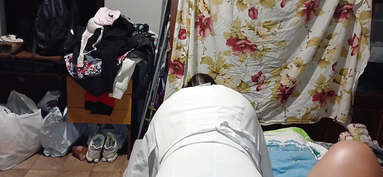 Tiga jururawat berkongkek kotor di bilik rehat hospital