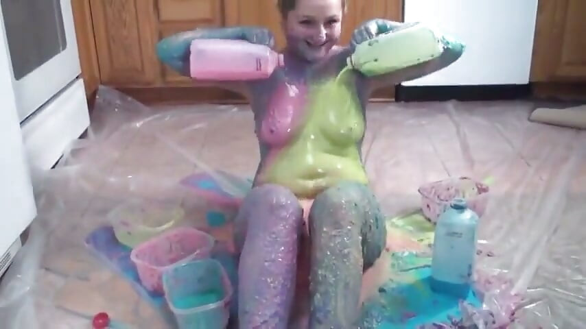 Chica cachonda descarga comida en cuerpo desnudo caliente
