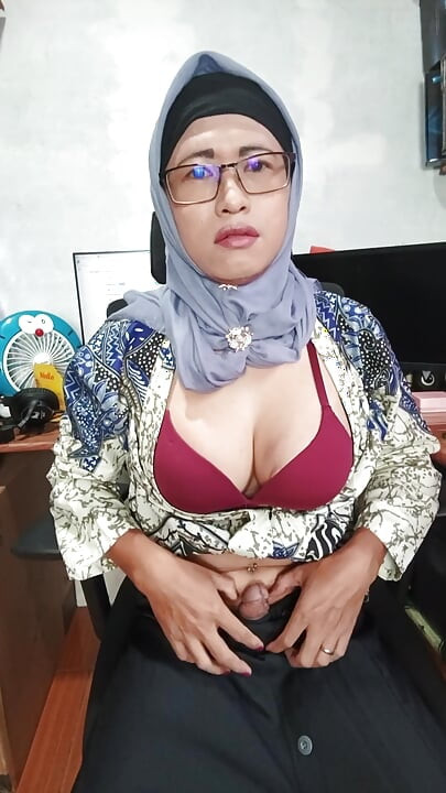 Hijab Shemale with Big Cock Masturbate Until She Cum
