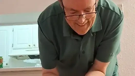 Толстушка медсестра Vicki это Бонд и щекотка ступней, часть 1