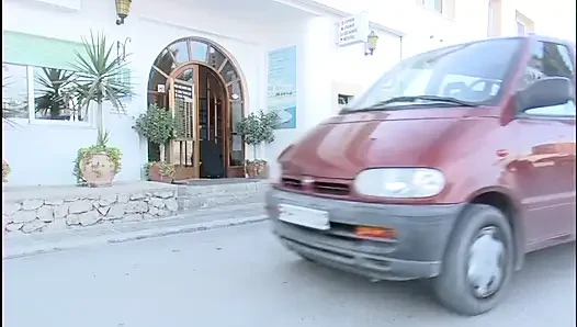 Крошка-блондинка соблазняет водителя такси в бурной встрече