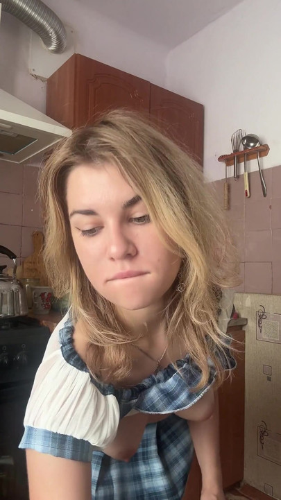 이 소녀는 오늘 당신을 위해 유리로 오줌을 싸기로 결정했습니다.