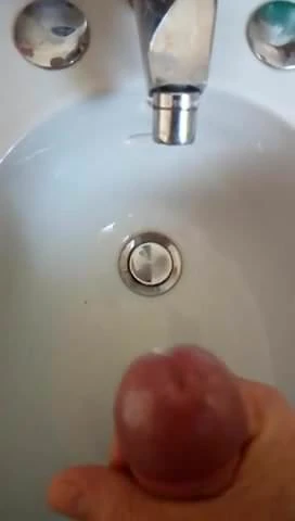 Sega e sborrata nel lavandino xx