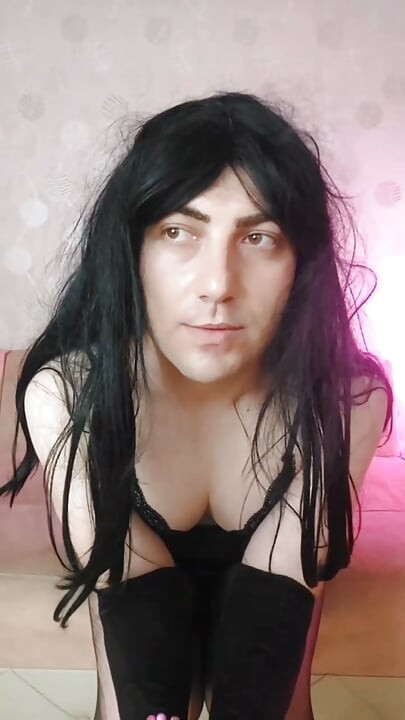 セクシーなスカーフを巻いたゴシック系モデル美少年