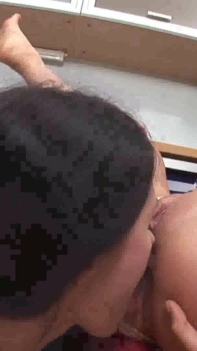 Snažan trenutak iz "Seksi maćeha i pastorka puše jedna drugoj u kuhinji dok ne dođu do orgazma"