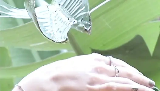 İç çamaşırlı orta yaşlı seksi kadın ıslak orgazm olana kadar parmaklanıyor