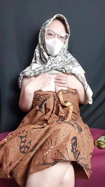 Wanita baju tradisional mulai beraksi lagi