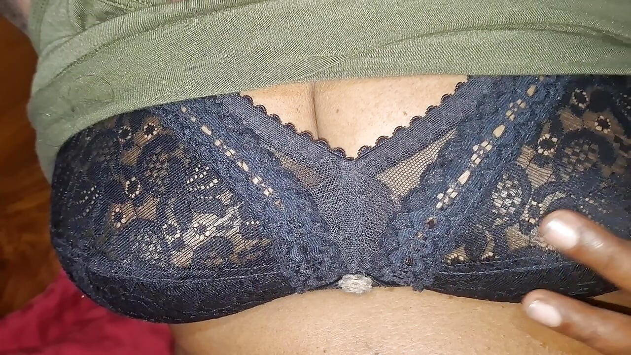 漂亮熟女展示她嬌小的身軀