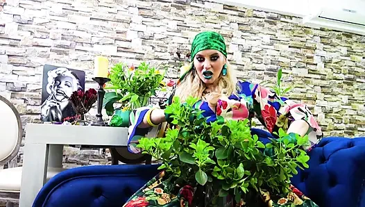 Kiss Poison Ivy 's Green Lips