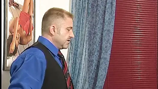 Esmer genç kız evi iyi temizlemedikten sonra kırbaçlandı
