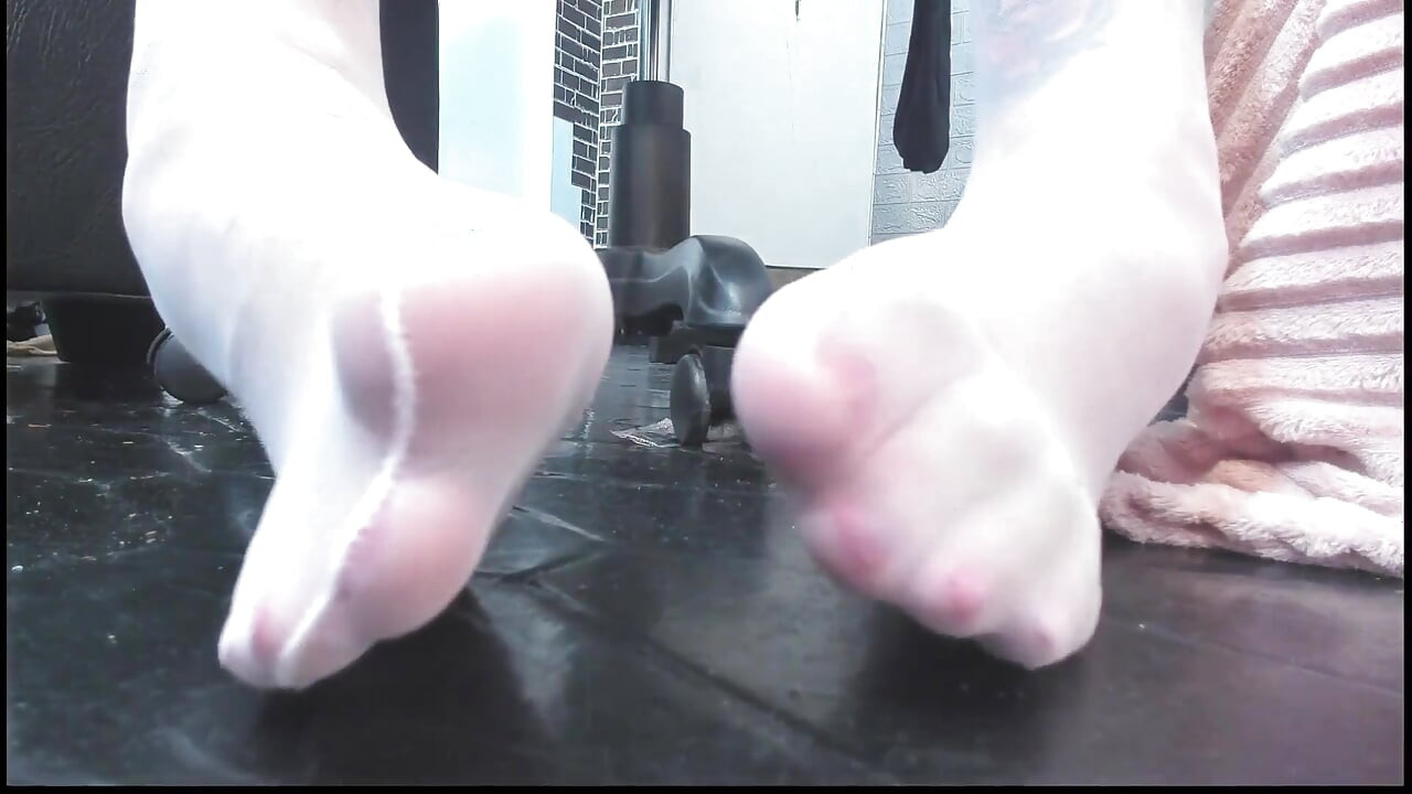 Meia-irmã branca e dedos vermelhos da dor