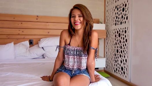 Süßer fröhlicher kolumbianischer teenager, perfekte enge muschi, durch die man nach dem strandtag rammt