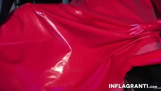 Latex-nonne wird im gruppensex muschi gefistet