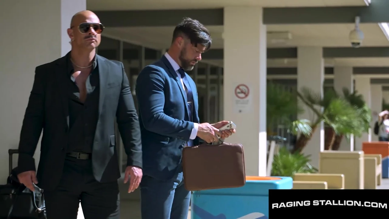 Azgın aygır - üniversiteli kankalar korunmasız oluyor: sakallı Jake Apton ve kıllı miller fallon flip sikiş