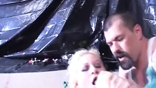 Sarışın hatun amcığını yalatıyor ve orgazm olmak için parmaklanıyor