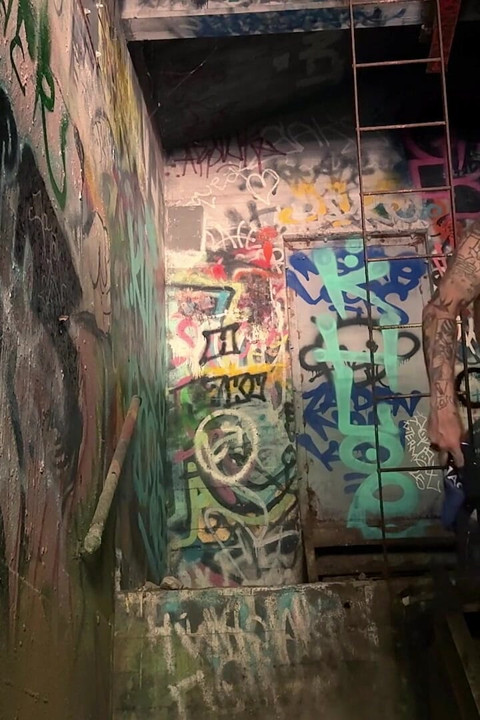 变性人女孩在一栋废弃的建筑里和一个变性人做爱被抓