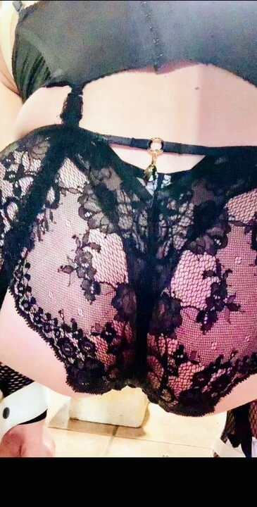 Linda transgénero sentada en enorme consolador