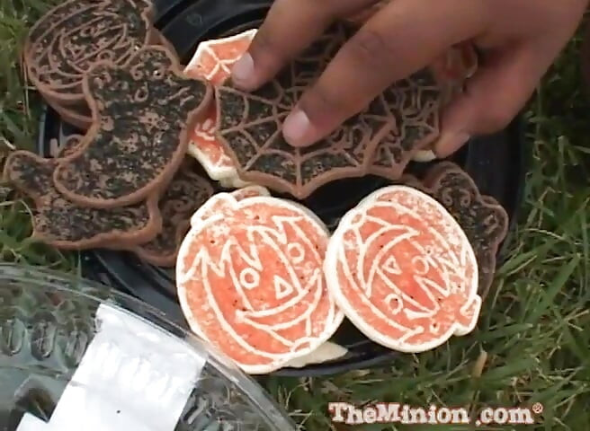 The minion gives Jennifer loves spluey a second shot