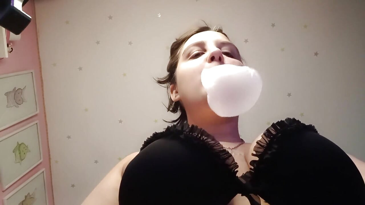 Underboob View While Doing Big Bubbles - Bunny Looner