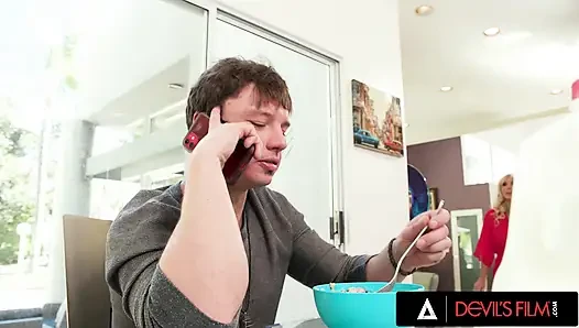 Devils filmi - büyük memeli orta yaşlı seksi kadın üvey oğlunun yarağını büyük göğüsleri ve ıslak amcığıyla sikiyor