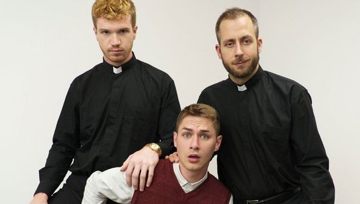 Junger katholischer Junge, Twink, gefickt von zwei Priestern beim Check