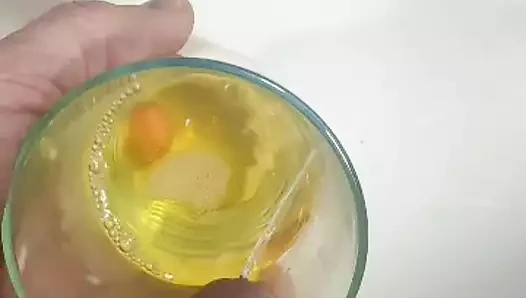 Bir bardağa işiyor!
