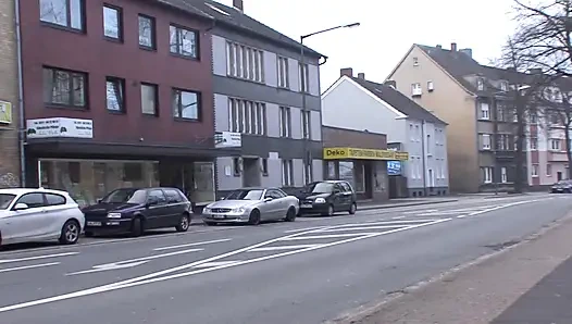 Brünette deutsche schlampe reitet schwanz und wichst ihn am ende