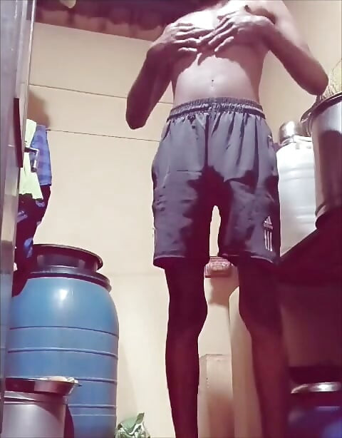 Budak gay bawah dara 18 tahun menunjukkan pantat hot dan tetek penuh budak gay tunggal