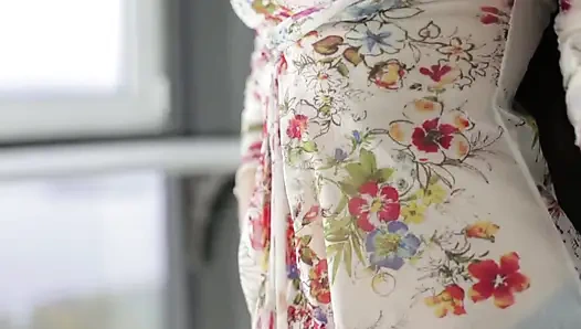 Gadis sange ini lagi asik masturbasi memeknya pakai dildo sampai muncrat banyak banget