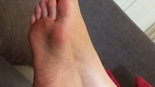 Délicieux pieds exposés et orteils de ma coloc