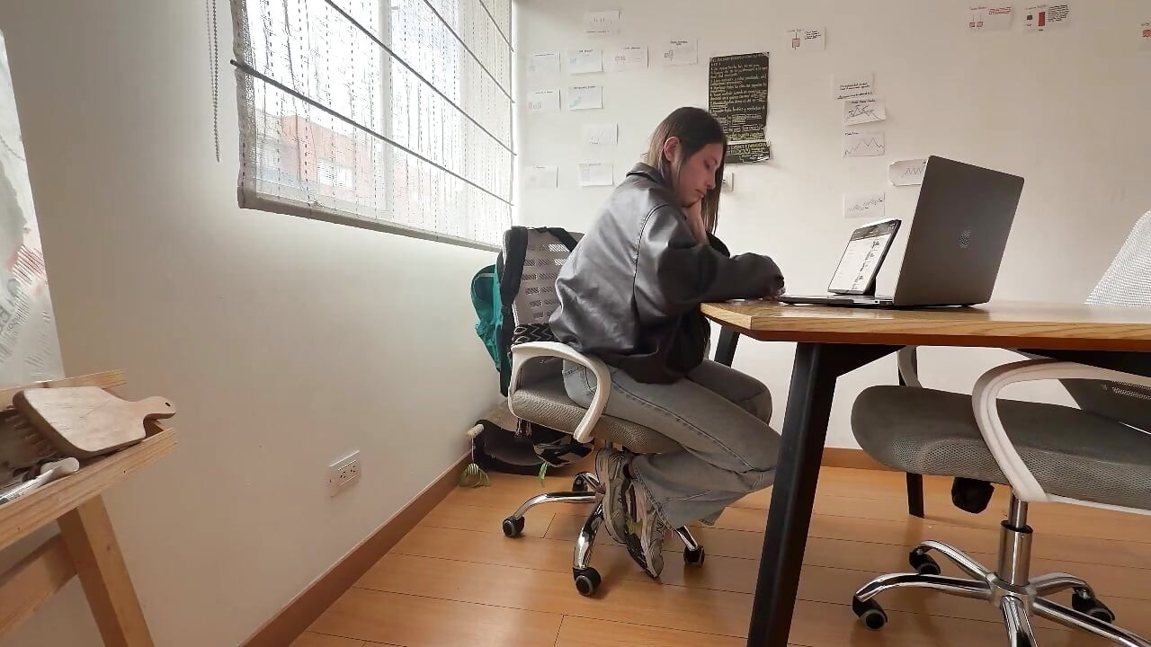 Fetișul lesbianelor jucându-se cu jachetele lor de piele