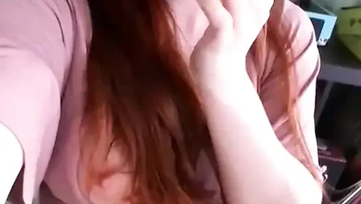 Youtuberin tränkt ihren schreibtisch mit einem tiefen dildofick