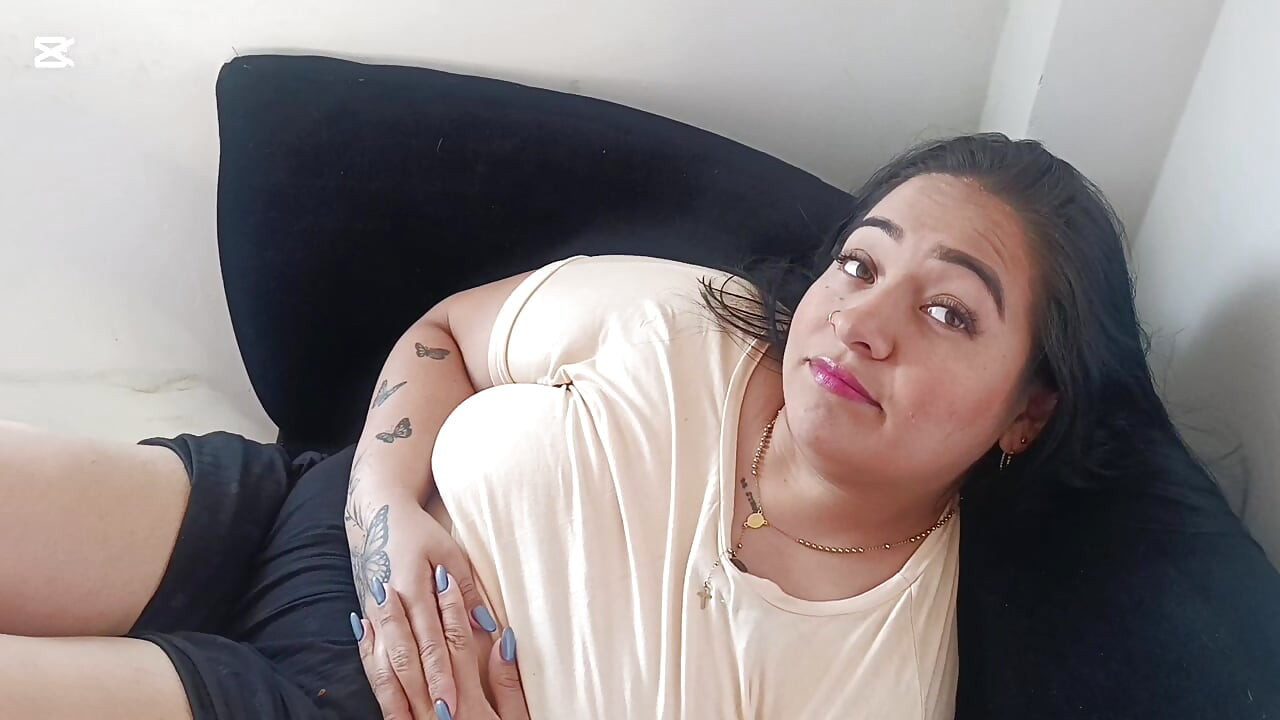 Scarlett मुझे बहकाती है जबकि हम घर के लिविंग रूम में बात करते हैं