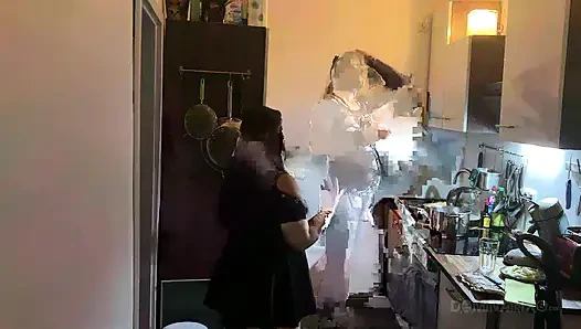 Mutfak fetişi fışkırtma çılgınlığı - olgun sürtükler her yere sırılsıklam