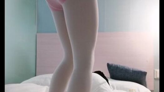 Kigurumi - La studentessa in calze bianche diventa una troia di nylon nera
