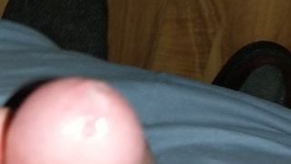 Молодой паренек обкончал чудовищную порцию спермы на его пол