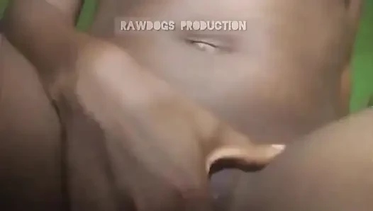 Meine freundin schick mir ihr nasses saft-tropfende muschi-masturbations-video als neues geschenk