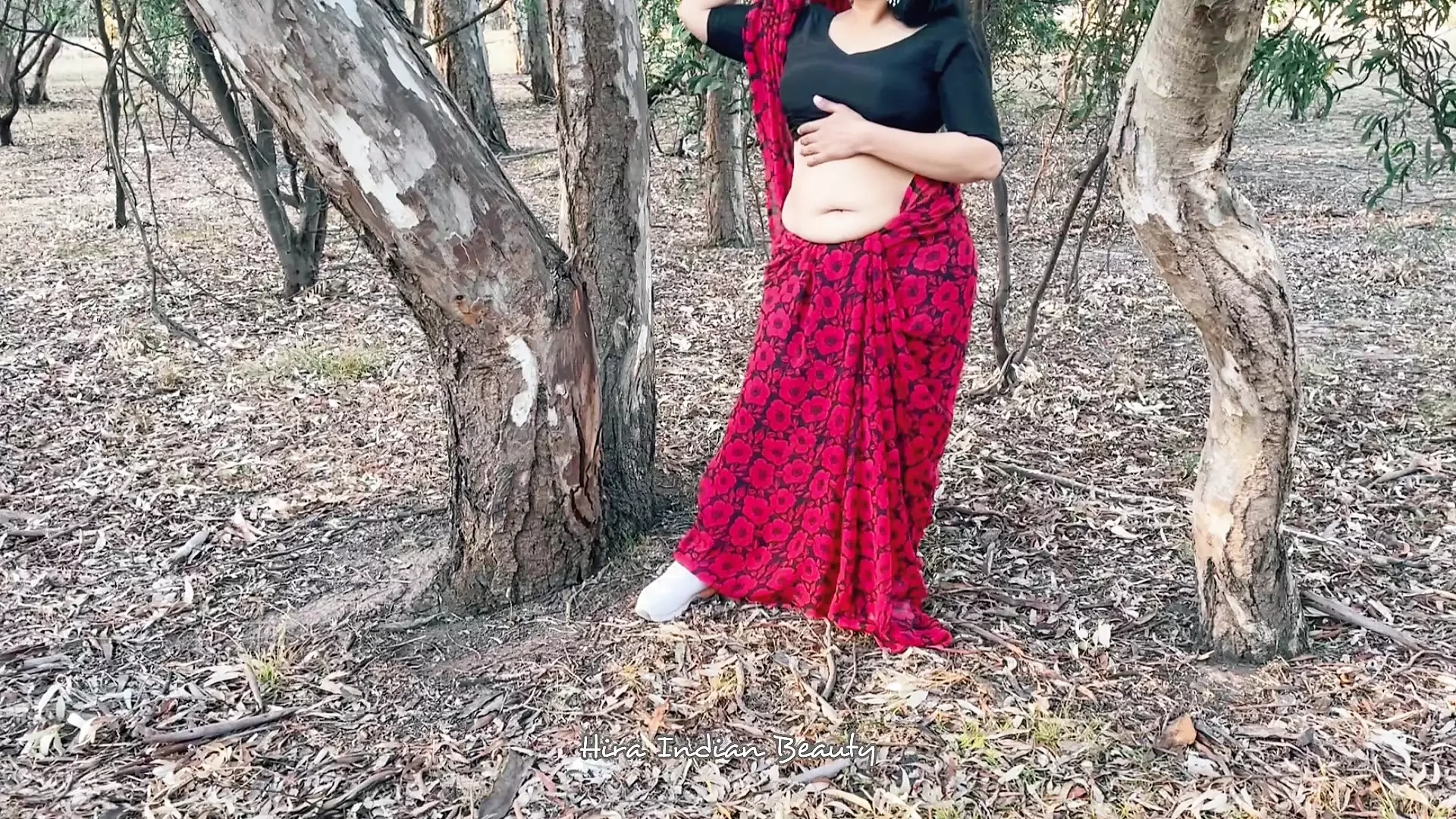Suri rumah India miang curang dengan kawan - memberikan deepthroat di luar - seks saree