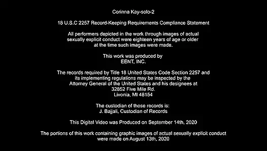 Corinna трет ее клитор