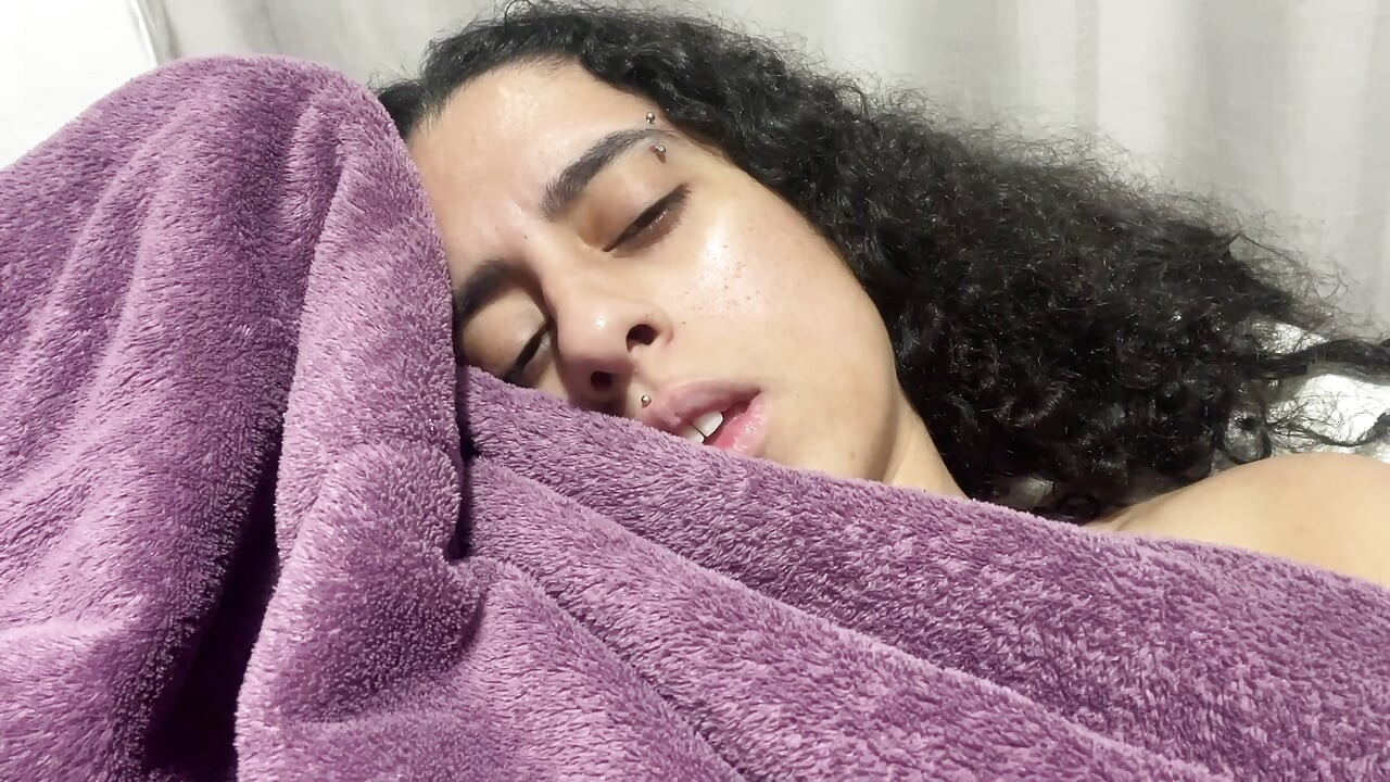 毛茸茸的阴户在毯子下