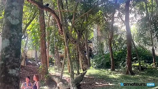 Voyeur erwischt zwei geile hausfrauen, die im wald bei Amateuren Yoga machen