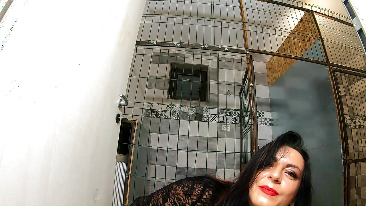 Une MILF en cage danse. Lingerie rouge, bodystocking et taquinage au bar