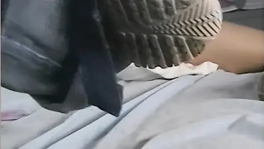 Seksi sarışın ve esmer ile ateşli lezbiyen ayak fetişi