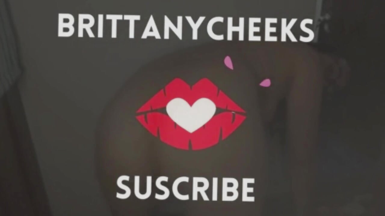 Britanny tem um esguicho no pátio de sua casa