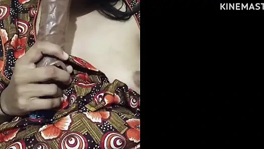 Meena использует дилдо, чтобы удовлетворить себя, когда никто не готов трахнуть ее