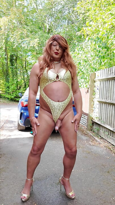 Crossdresser seksi Kellycd2022 dalam pakaian renang putih dan emas saya dan tumit